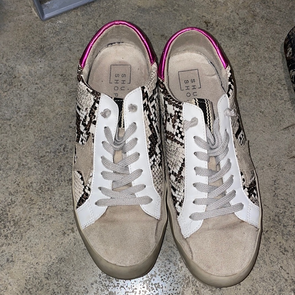 ShuShop Snake Print Sneakers - White and Pink